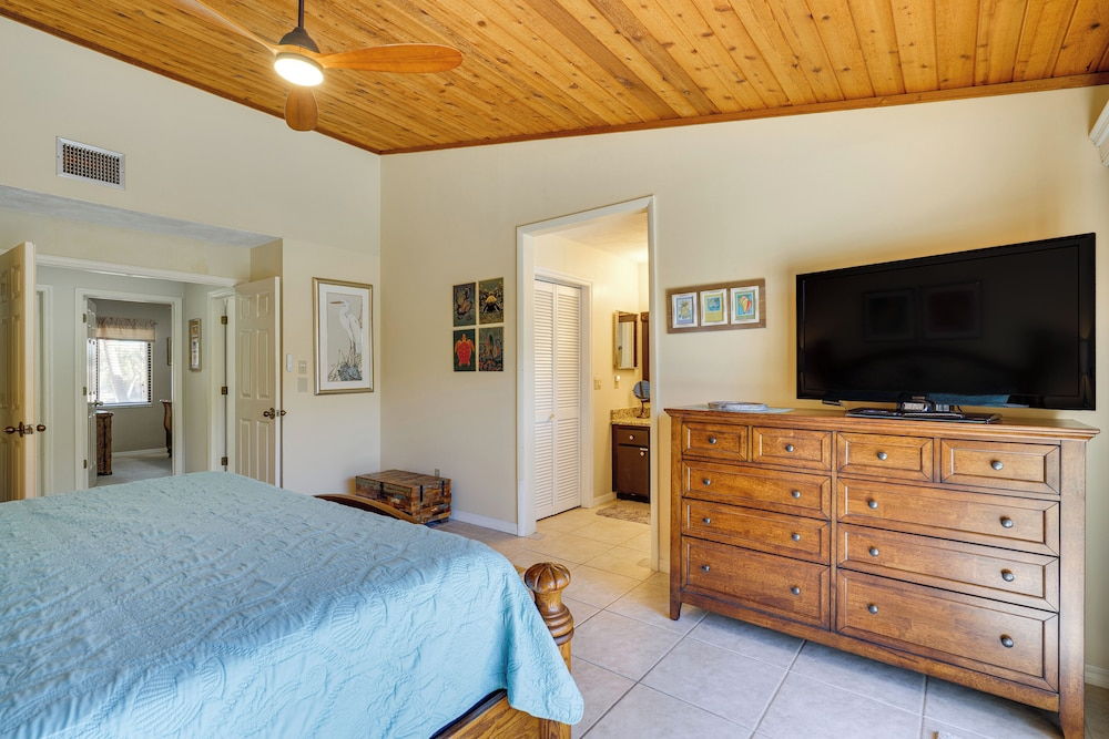 Heated Pool, 3 Mi to Dtwn: Cape Coral Escape!