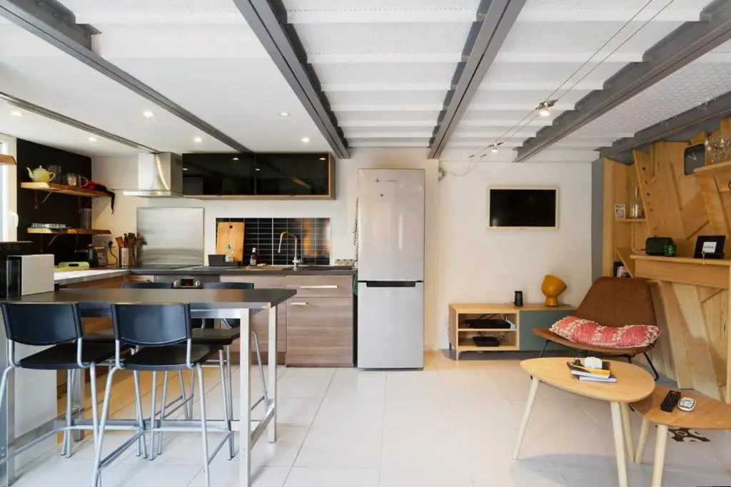 Air-conditioned duplex apartment with furnished terrace in the city center