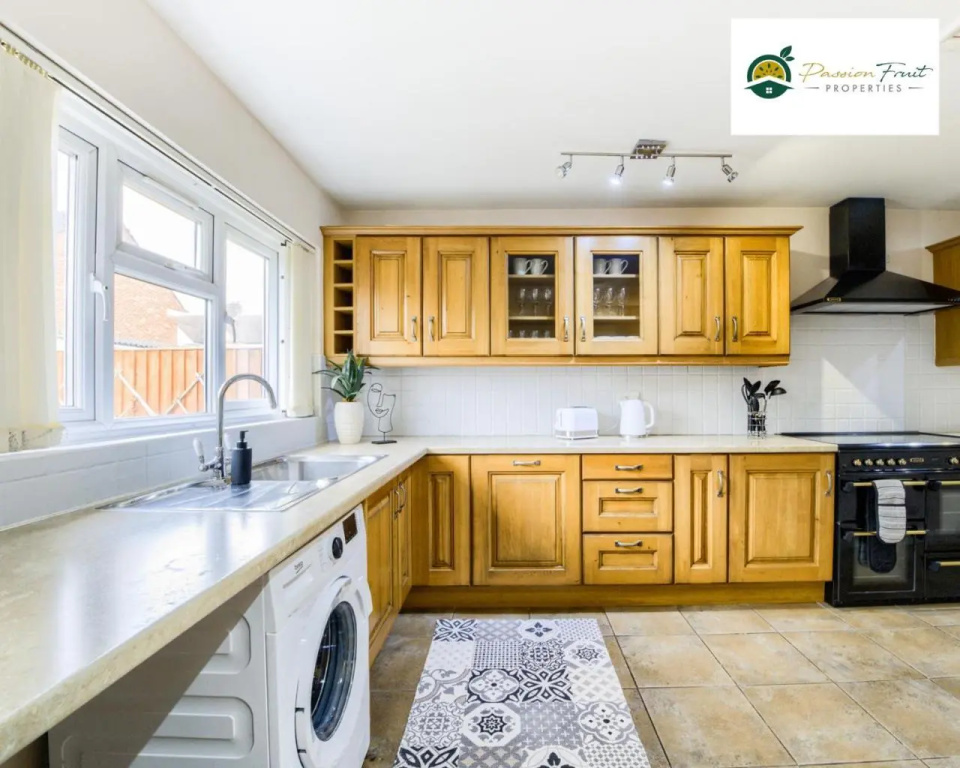 3 Bedroom House By Passionfruitproperties Near Coventry & Warwickshire Hospital With Free Wi-fi, driveway & Garden, DSC