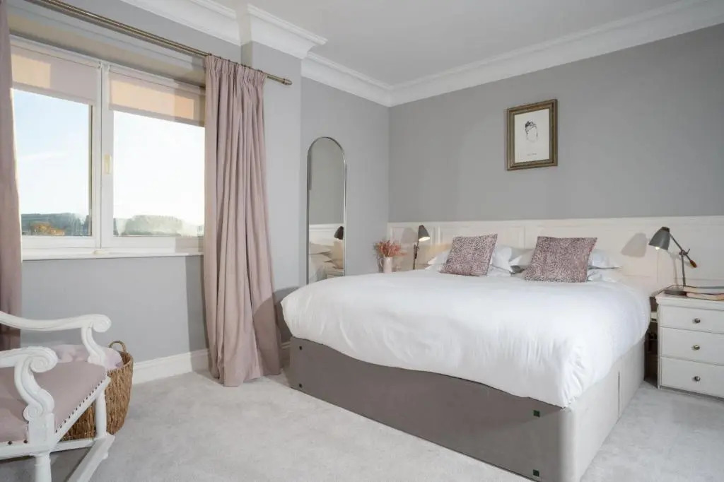 Brand New - Contemporary - 2 Bedroom - 2 Bathroom - Spacious Apartment - Lake Views