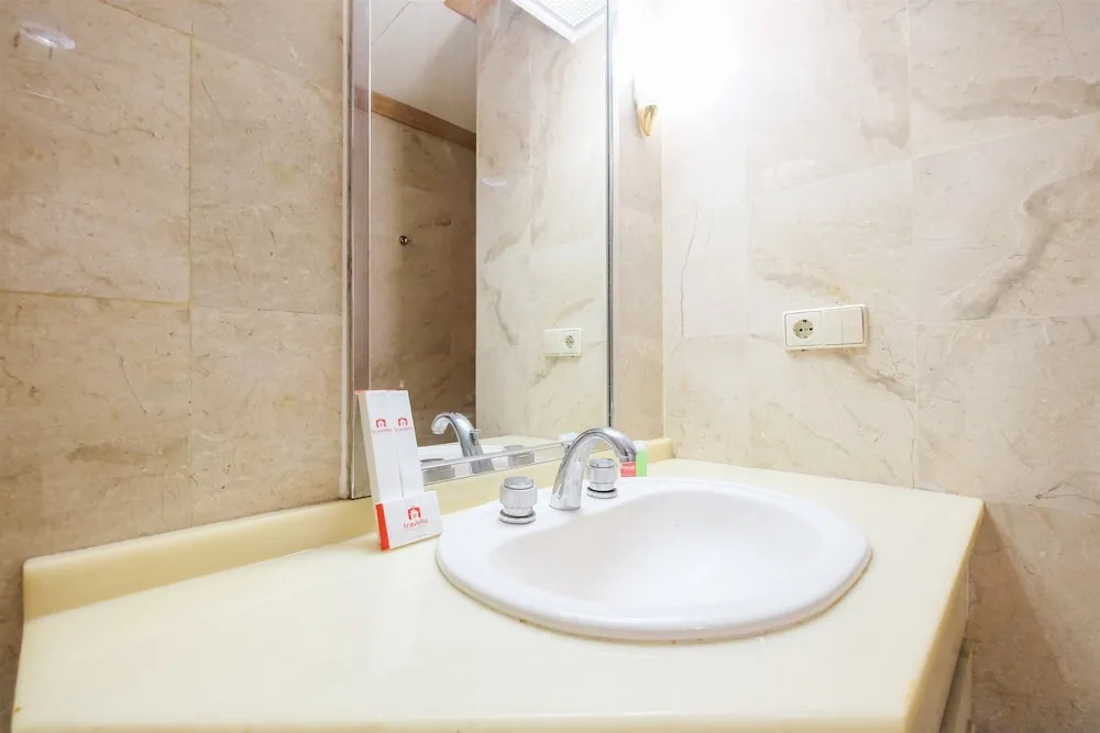 Classic Studio Park Royale Apartment Near Sudirman by Travelio