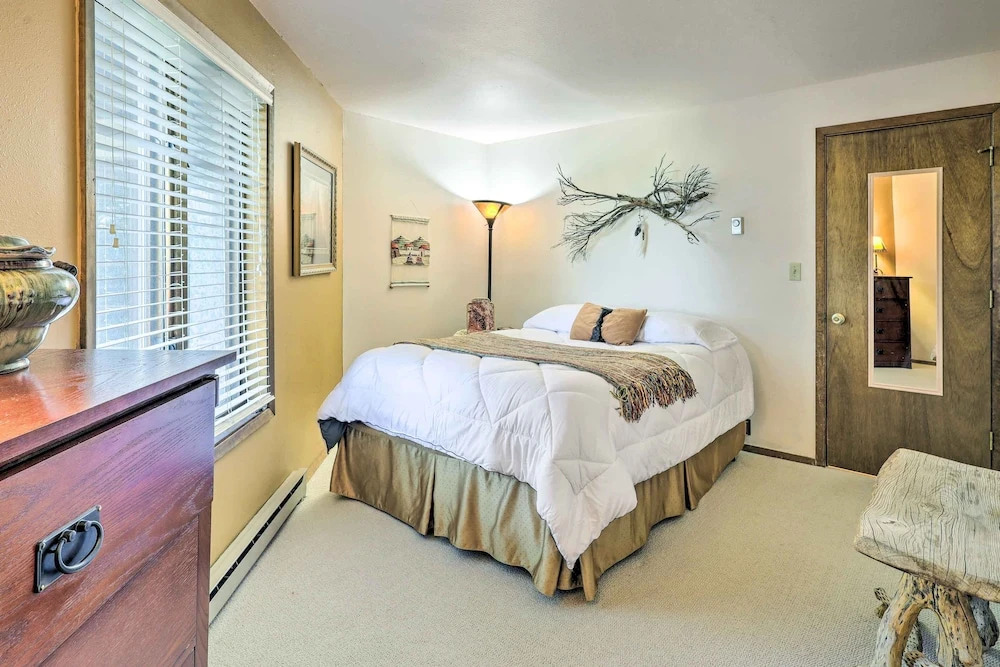 Rustic Condo w/ Deck < 1 Mi to Angel Fire Resort!