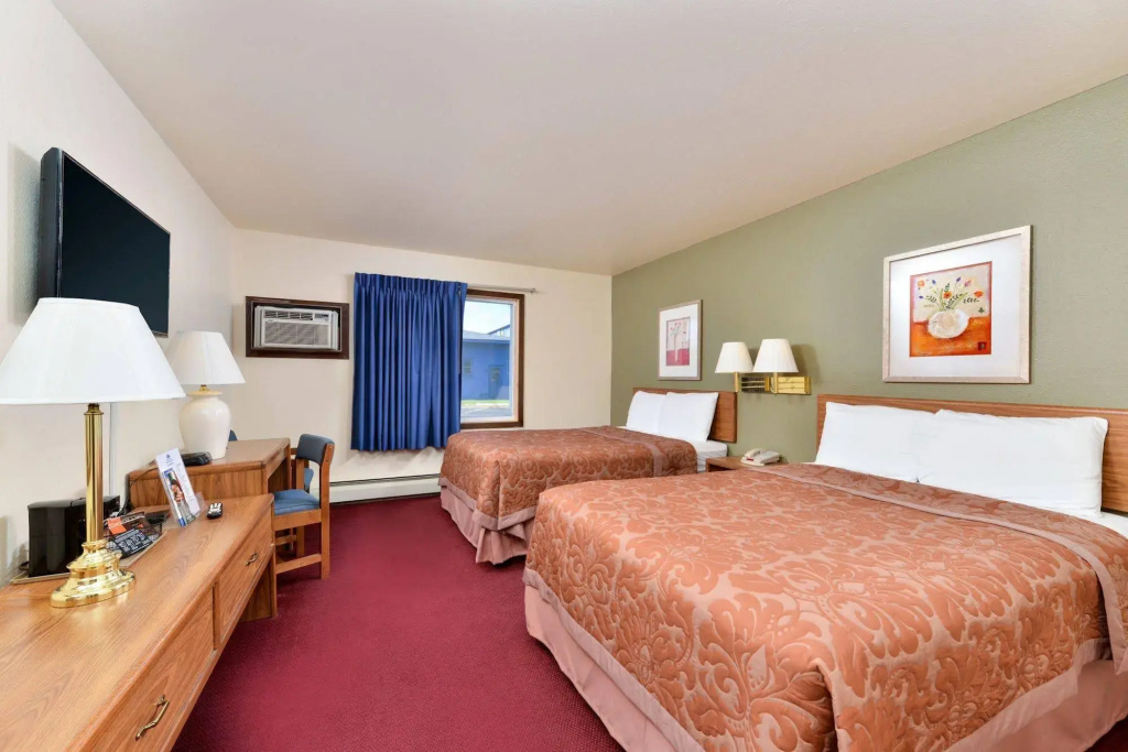 Love Hotels Staples by OYO at HWY 10 MN