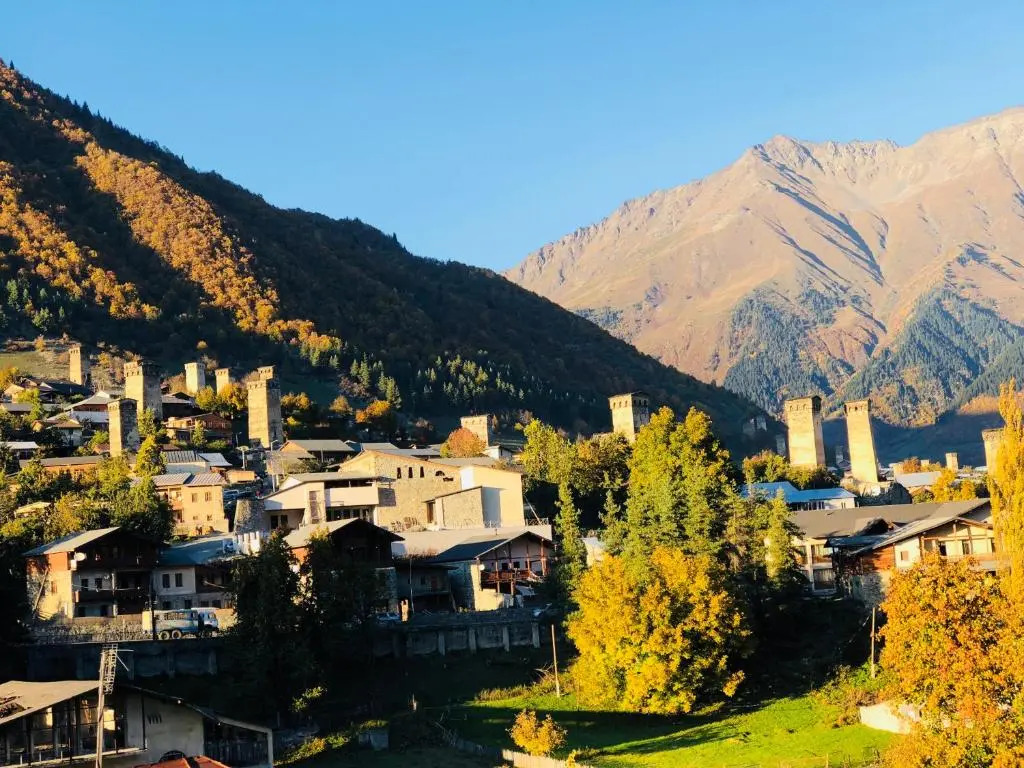 Travel Inn House Mestia • მოგზაურის სახლი