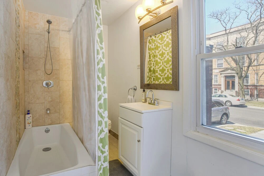 Spacious Chicago Group Home! Walk to Train & Eats