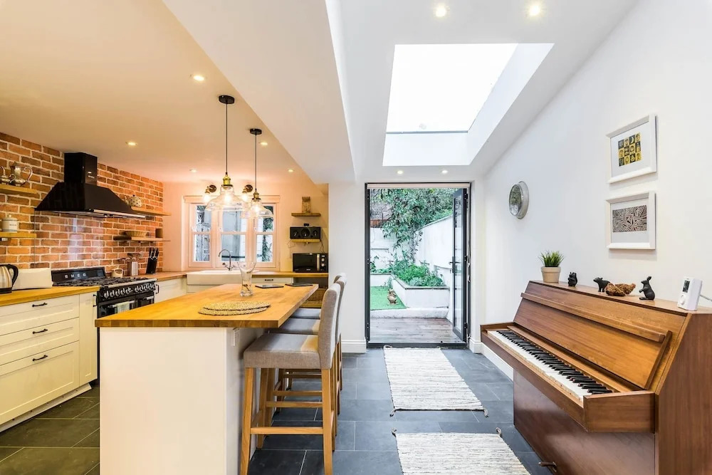 Stunning Spacious 4BD House With Garden - Sleeps 8