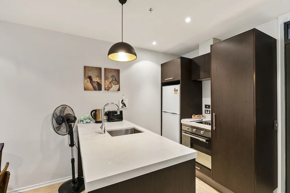 Chic 2BR Pool & Gym - Steps to Ponsonby