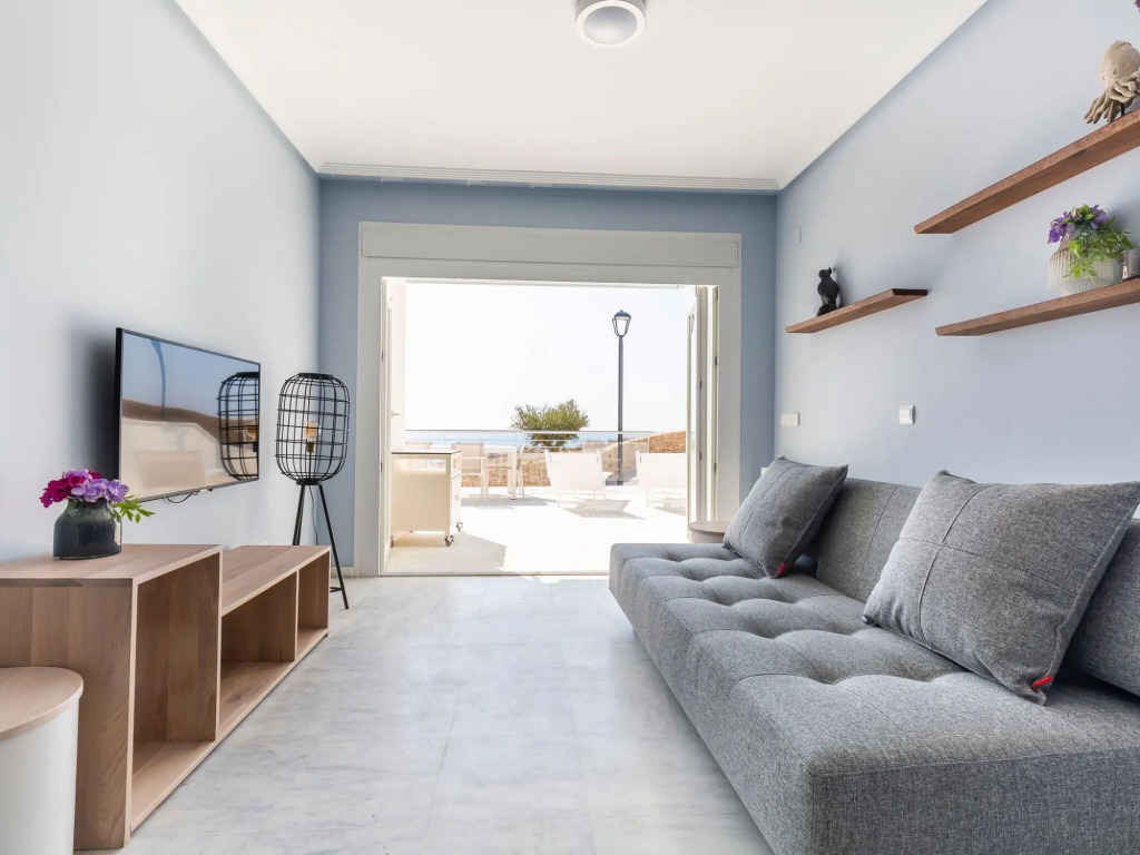 Apartment with spacious roof terrace and sea view