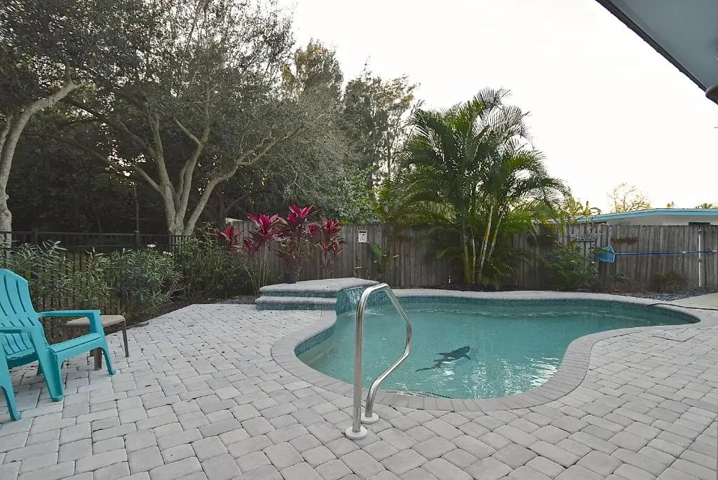 Crescent Street 1138 B, Walk to the beach, Pool, 1 Bedroom, Pet Friendly