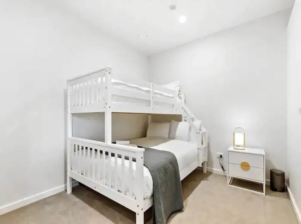 Convenient Modern 2-Bedroom Unit With Free Parking