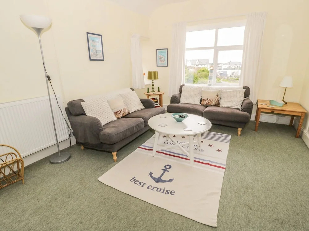 BRYN GORS-3 BED-FIRST FLOOR APT- YARDS FROM BEACH