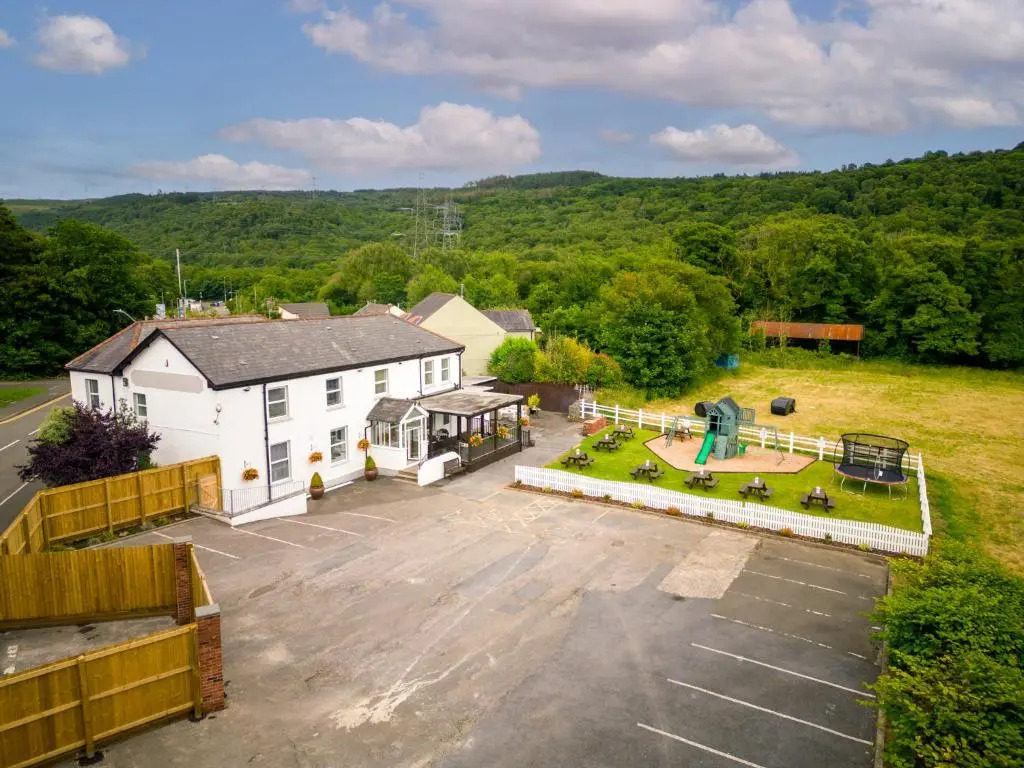 Ynys Arms