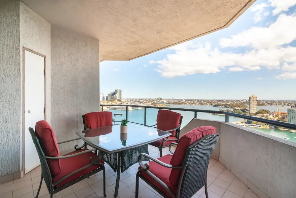 Milsons Point Apartment with Harbour Bridge Views
