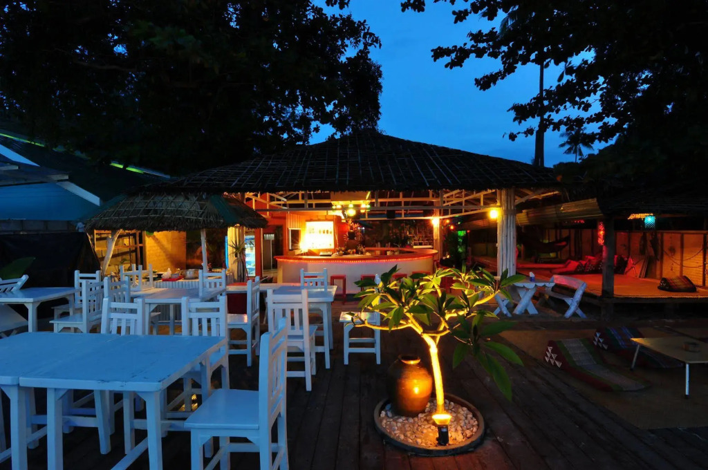 Blanco Dorm Room & Restaurant