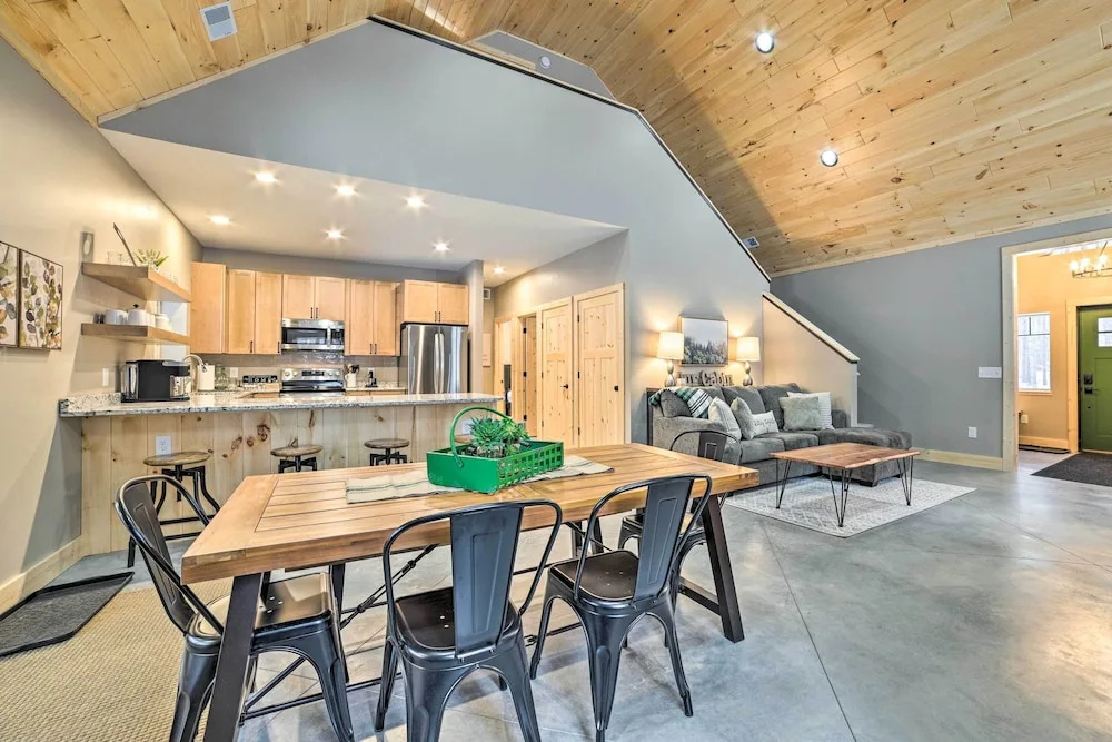 Bellaire Family Cabin: All-Season Retreat