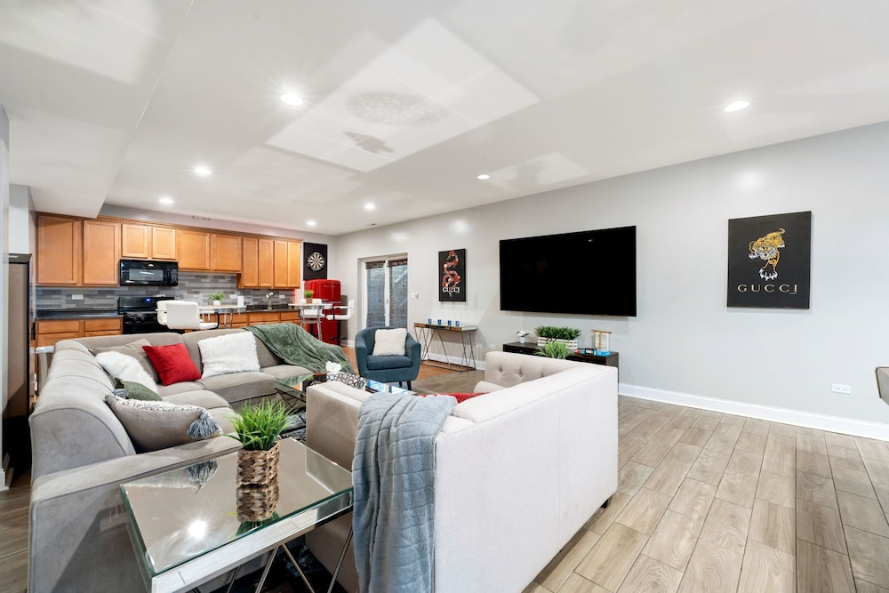 Spacious Luxury Retreat 8 Bed Oasis With 6 Baths