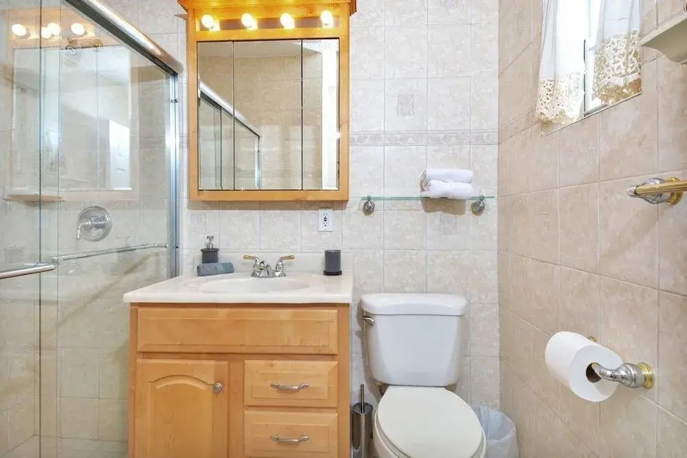 Lovely Apt, Hollywood Beach, 1/2 block from Ocean!