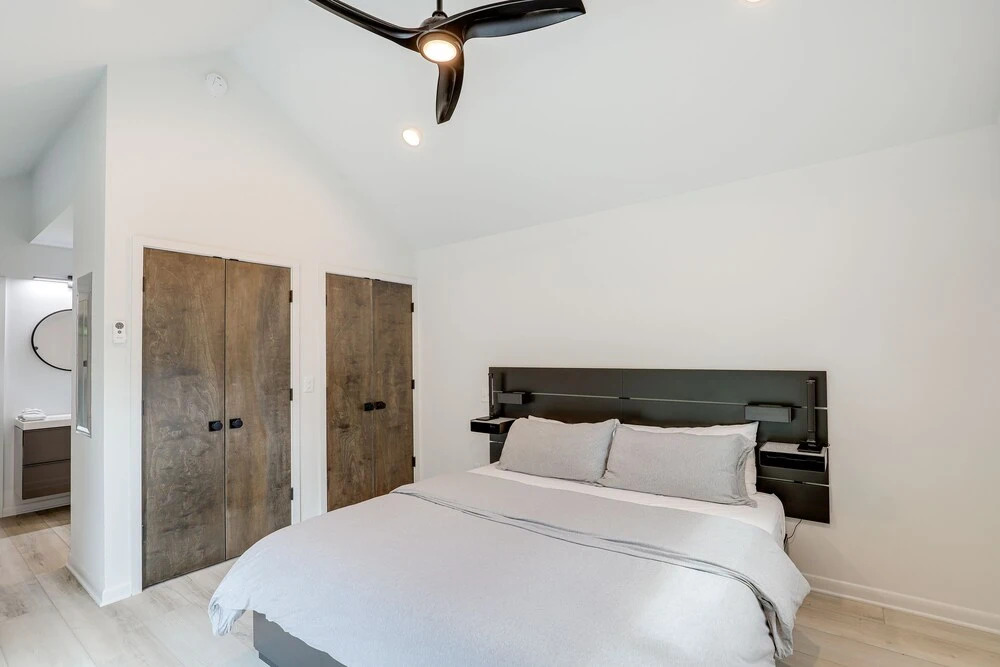 Brevard Retreat: Fireplace, Deck & Screened Porch!