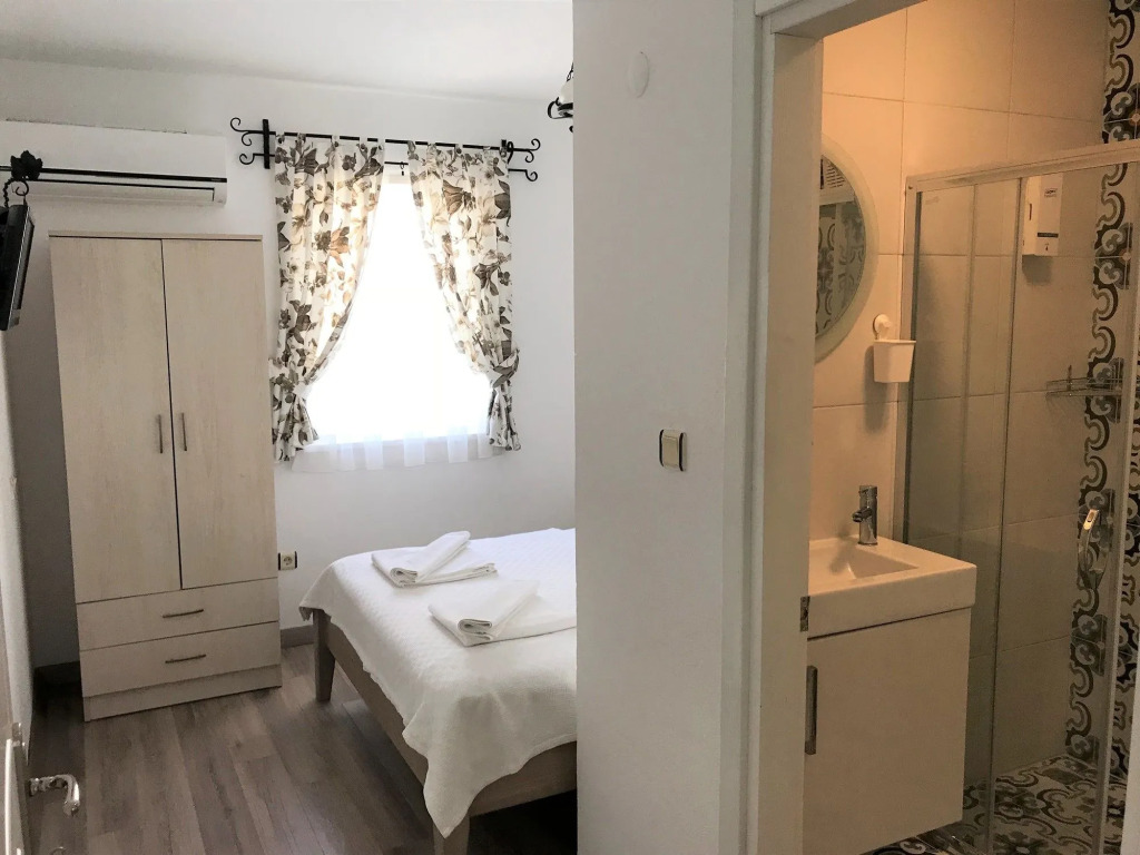 Ada Hotel