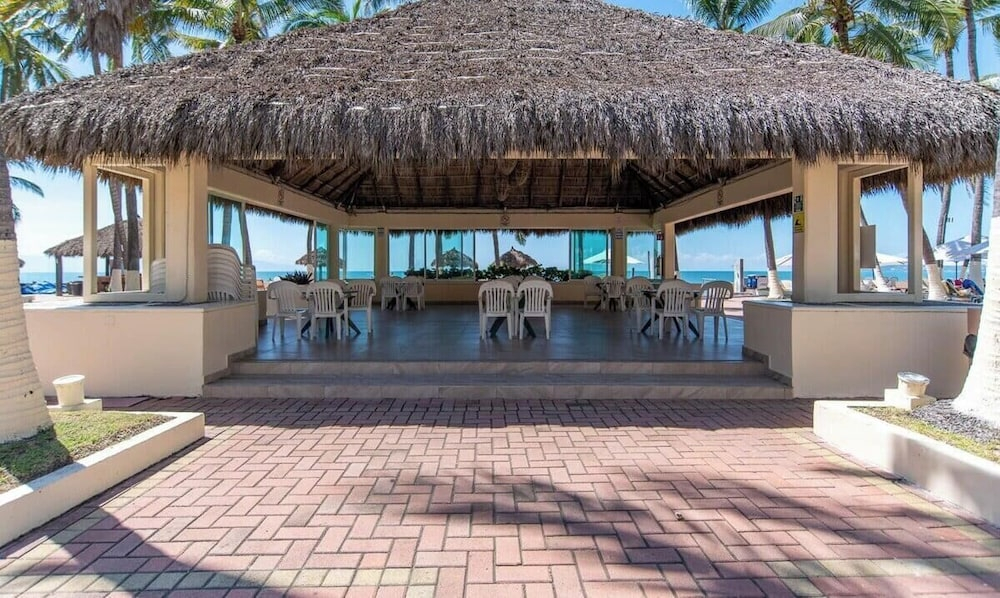 Beachfront 2BR Condo - Pool - Blue Flag Beach