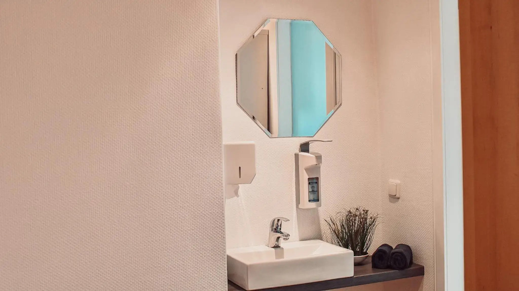 Villa Herkules - privates Apartment am Waldrand mit Smart TV und kostenlosen Parkplätzen