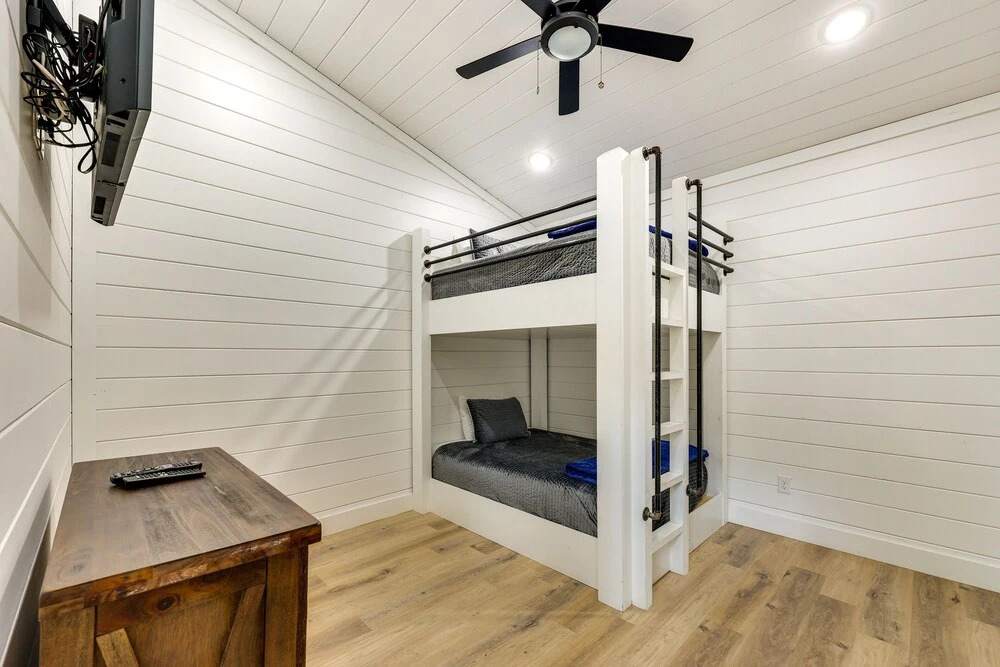 Stunning Cabin w/ Hot Tub, 1 Mi to Broken Bow Lake
