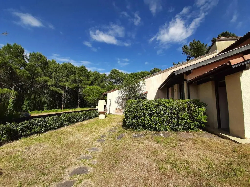 Maison moderne entre forêt et océan, avec jardin et terrasse. - FR-1-239-425
