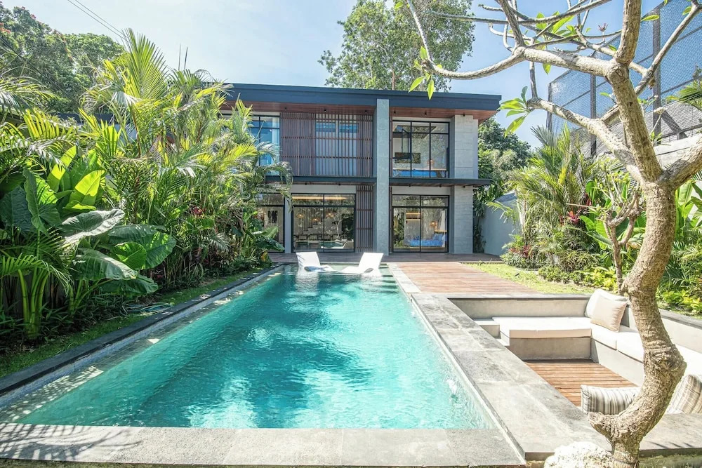 Refined 5BR Contemporary Villa, 400m to the Beach
