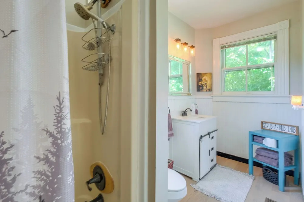 3 Mi to Liberty U: Apt w/ Full Kitchen & King Bed!