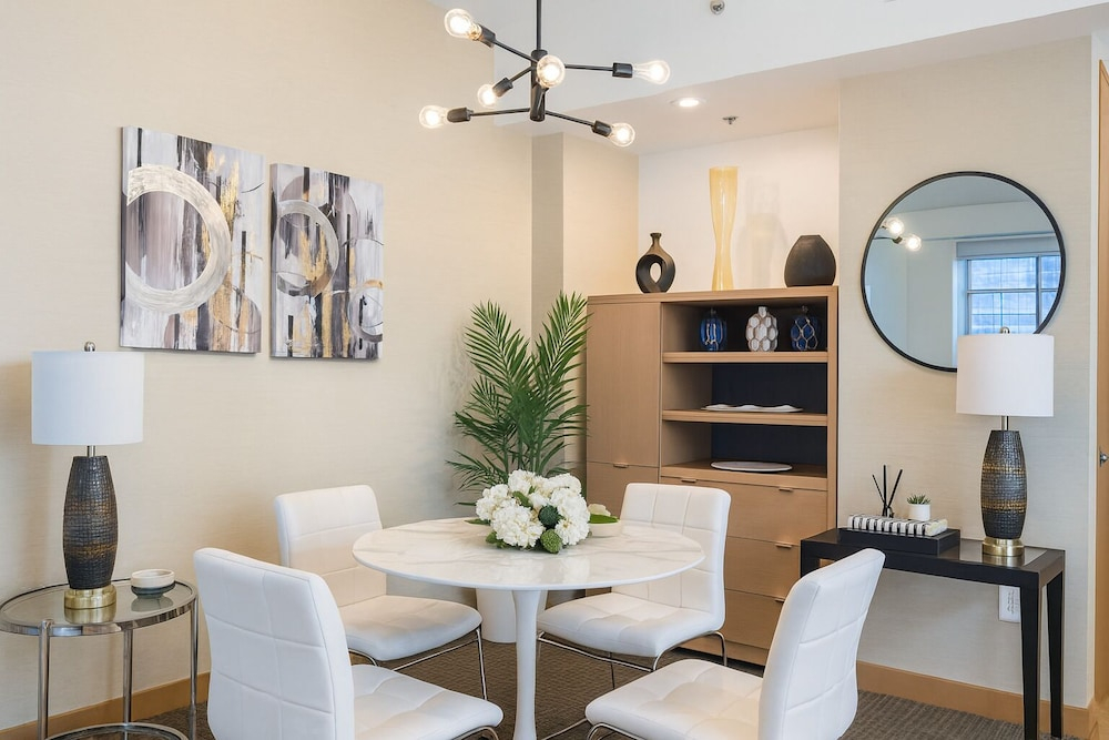 RS Suites - The AKA Residence