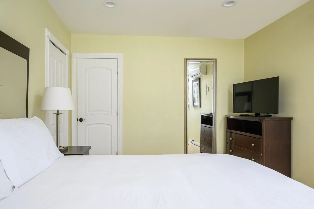 1ivd103j 1 Bedroom Hotel Room