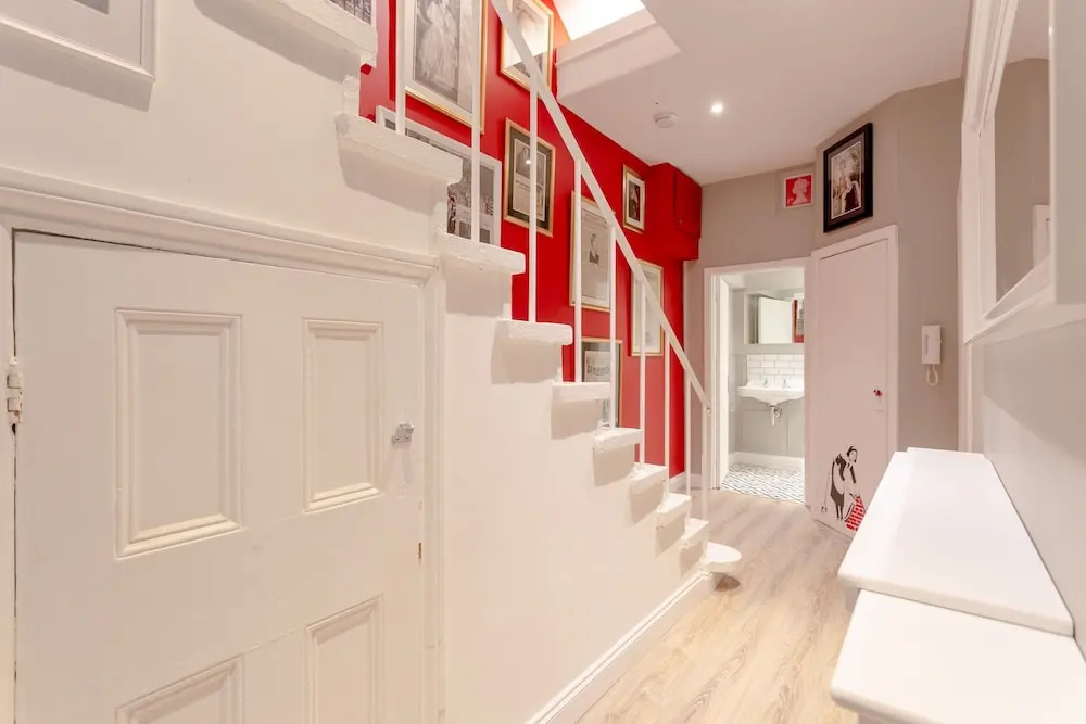 British Pad Near Earl's Court, Kens. & Hyde Park