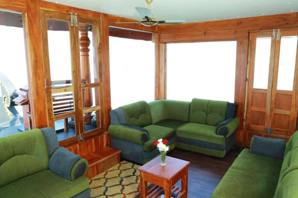 Niche Stays Luxury Houseboats