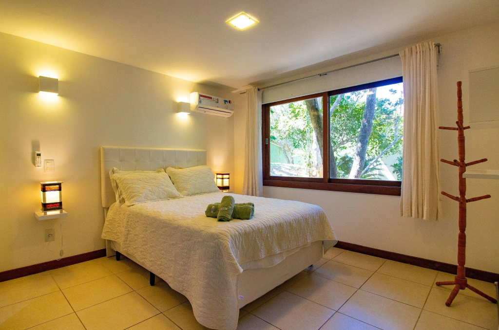 Casa com Cinco Suítes em Condomínio Seguro a 1min da Praia do Forno Por Luxury Rentals