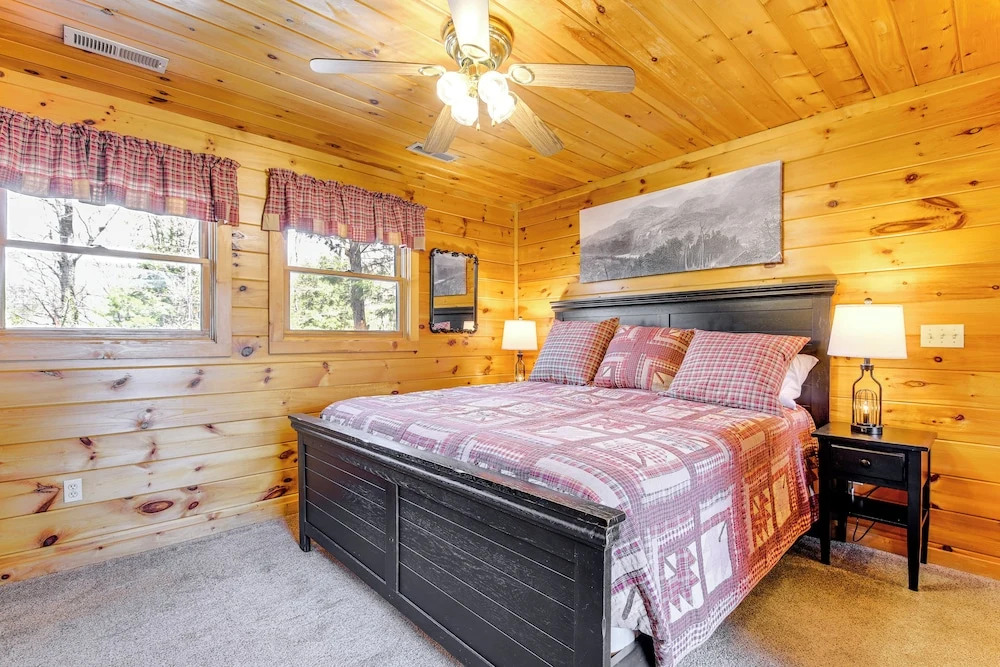 Cozy Sevierville Cabin w/ Hot Tub, Mountain Views!