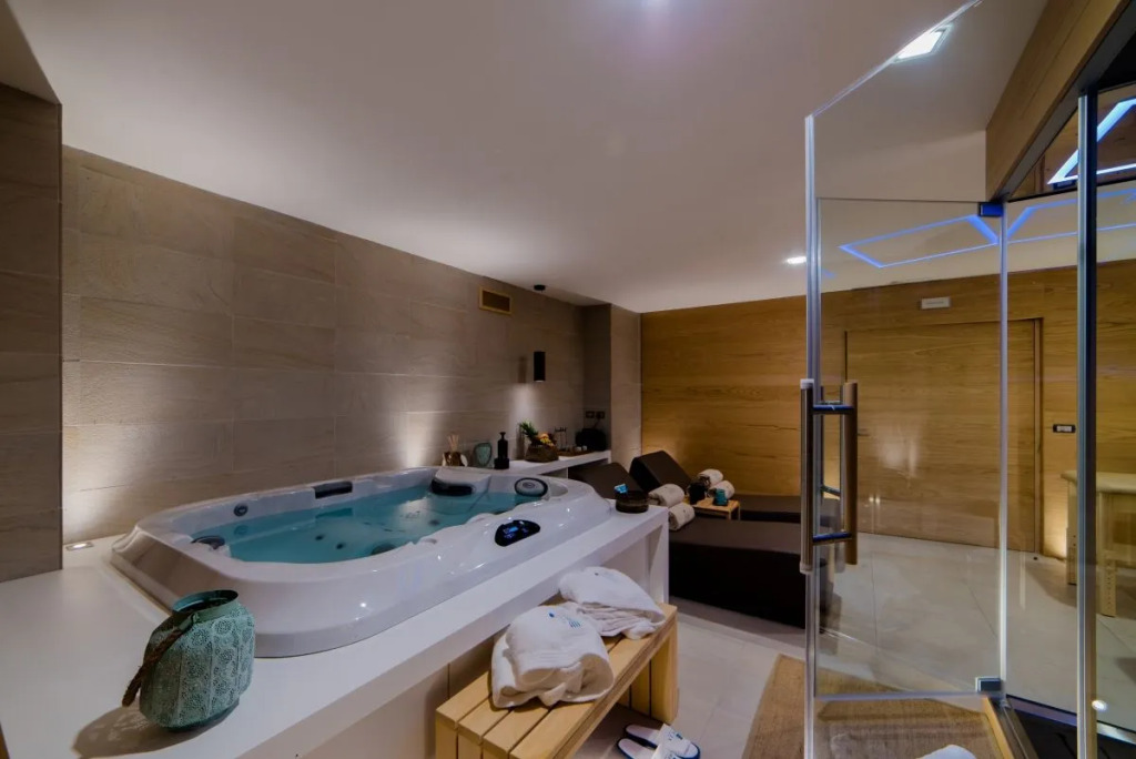 Cumeja Beach Club & Hotel