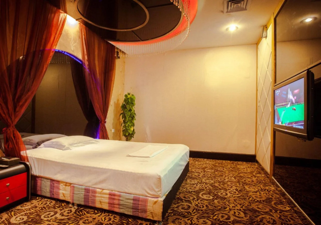 Wuhan Mayflowers Hotel (Wuchang Railway Station Zhongnan Road Metro Station Branch)