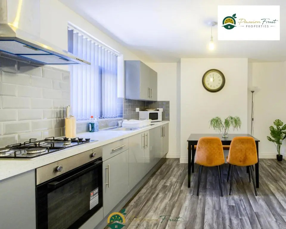 3 Bedroom Coventry House By Passionfruitproperties with Free Wi-fi, Large Garden and Driveway - 52NRC