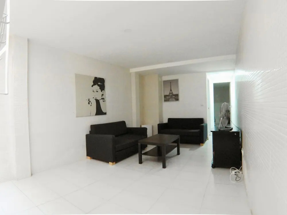 Apartamento de 2 Habitaciones, bajos, en Puerta del Angel AZBD