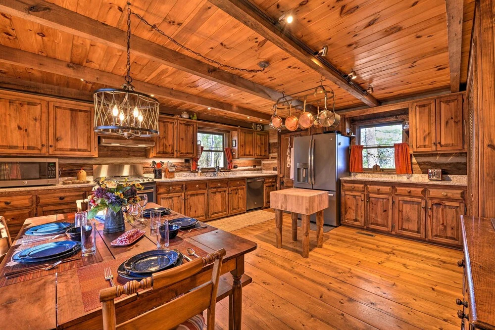 Cabin Near Boone w/ Hot Tub & Mountain Views