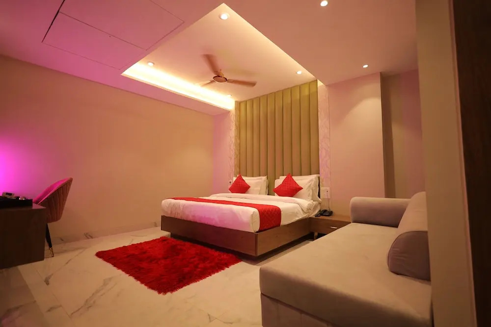 Hotel Taj Crown plaza