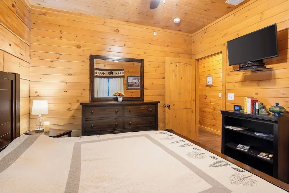 Teals Treasure Secluded Lakeside Cabin for 8!