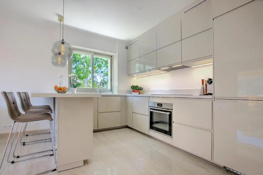 Modern Family Home 5 min to Beach +Pool +Garage