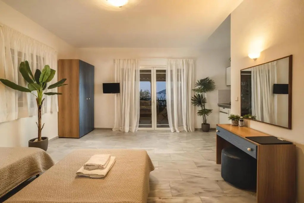 Private Studio Apartment, Unique Location - Sea View