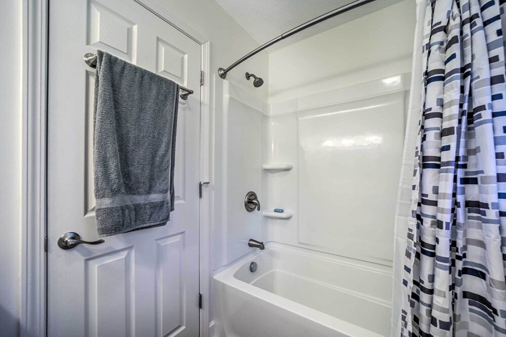 Sapphire Home w/ Grill & Pool Access