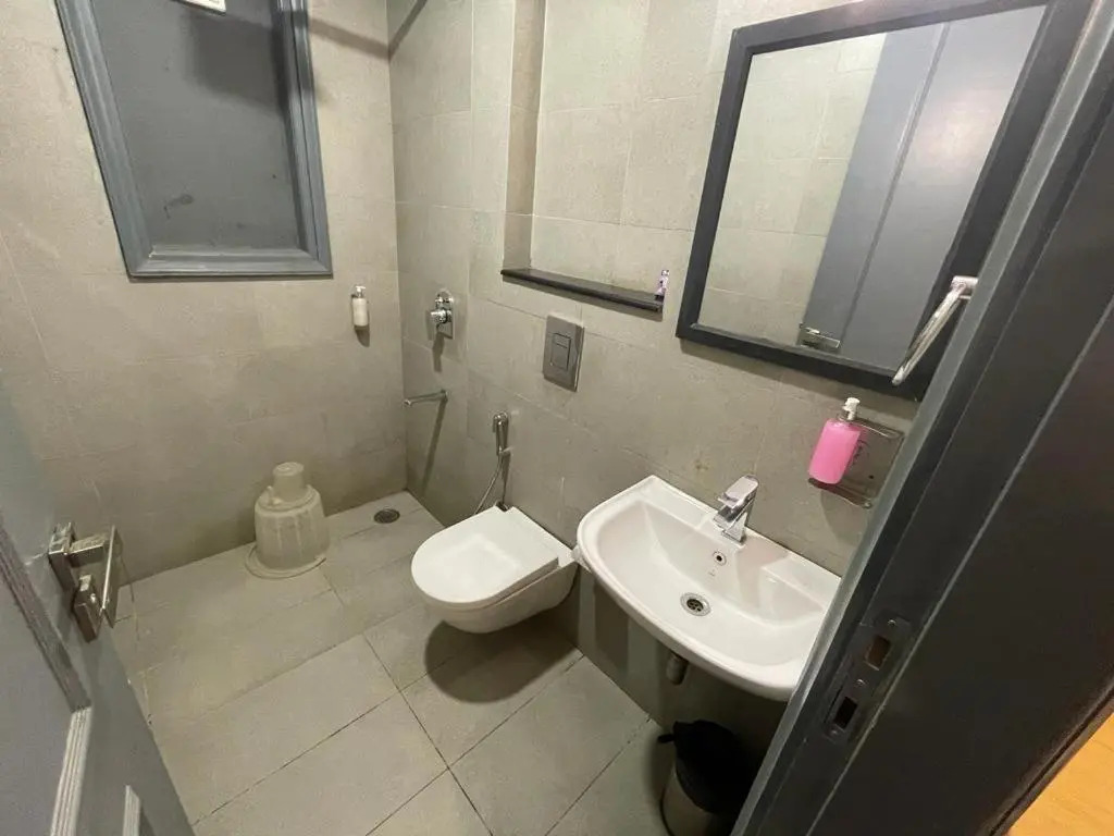Saltstayz Express - Golf Course Road & DLF Phase-1