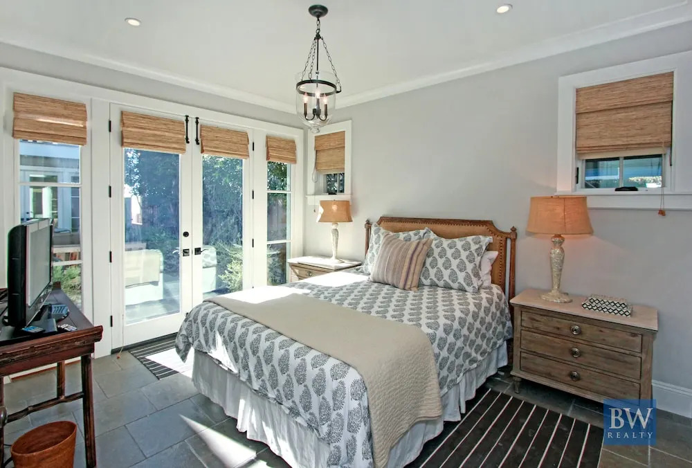1028 W Ocean Front Lyn 5 Bedroom Home
