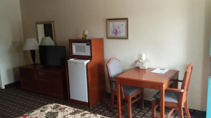 Great Lakes Inn & Suites