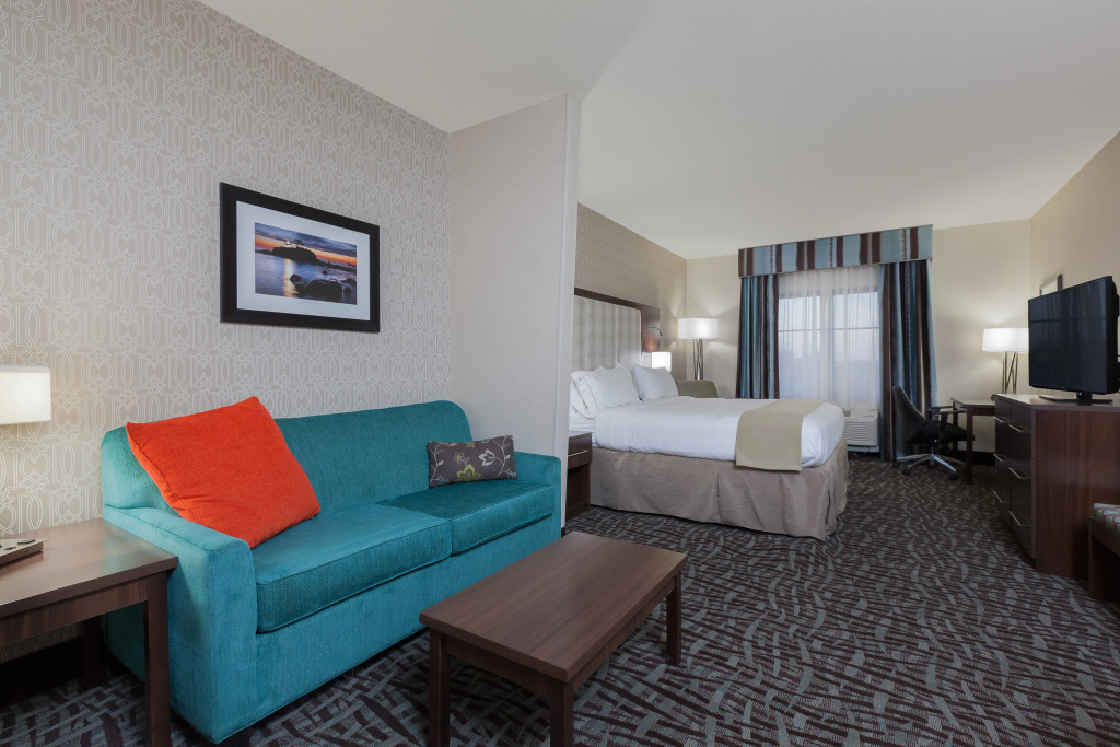 Holiday Inn Express & Suites Eureka by IHG