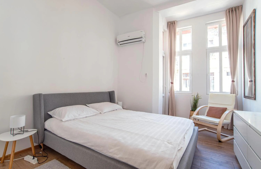 Supreme Luxury Top Central 1 Bedroom Apartment
